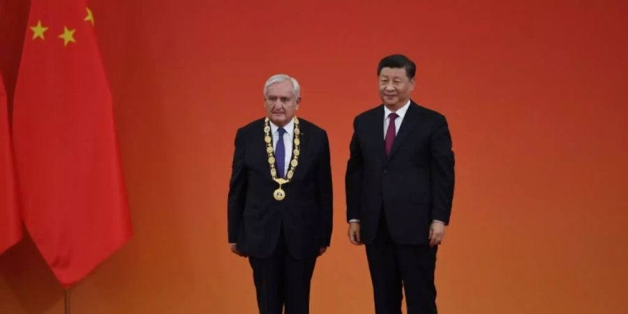 Xi (r.) bei der feierlichen Preisverleihung