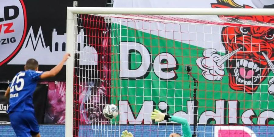 Leipzigs Torwart Peter Gulacsi kassierte gegen den FC Schalke gleich drei Treffer. Foto: Jan Woitas