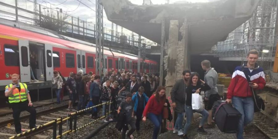 Passagiere verlassen die defekte S-Bahn, die unter dem Stuttgarter Hauptbahnhof stehengeblieben war. Foto: Bernward Loheide