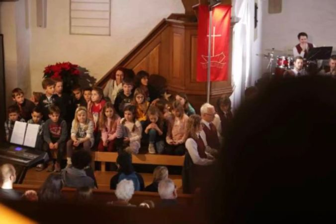 Schülerinnen und Schüler der Schule Schwendi-Riffenmann uner der Kanzel