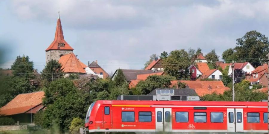 Eine S-Bahn der Deutschen Bahn im Regionalverkehr zwischen Hannover und Hameln in Niedersachsen. Foto: Julian Stratenschulte/dpa