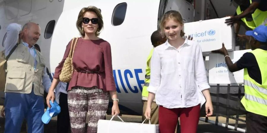 Königin Mathilde von Belgien und ihre Tochter Kronprinzessin Elisabeth besuchten vor wenigen Monaten das Flüchtlingslager Kakuma in Kenia und brachten Unicef-Hilfsgüter mit. Foto: Eric Lalmand/BELGA/dpa