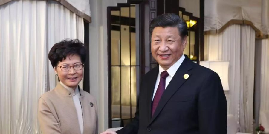 Chinas Präsident Xi Jinping unterstützt Hongkongs Regierungschefin Carrie Lam. Foto: Ju Peng/XinHua/dpa