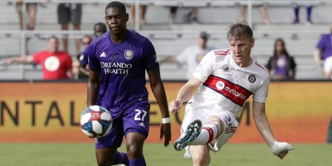 Chicago Fires Bastian Schweinsteiger (r) in Aktion gegen Orlandos Kamal Miller. Foto: John Raoux/AP/dpa Chicago Fires Bastian Schweinsteiger (r) in Aktion gegen Orlandos Kamal Miller. Foto: John Raoux/AP/dpa