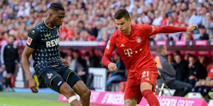Bayerns Lucas Hernandez (r) im Zweikampf mit Kölns Kingsley Ehizibue um den Ball. Foto: Matthias Balk/dpa Bayerns Lucas Hernandez (r) im Zweikampf mit Kölns Kingsley Ehizibue um den Ball. Foto: Matthias Balk/dpa