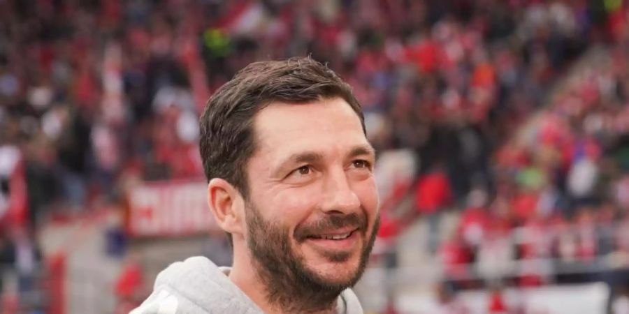 Durfte wegen einer Gelb-Roten Karte nicht vom Spielfeldrand aus coachen: Mainz-Trainer Sandro Schwarz. Foto: Frank Rumpenhorst/dpa