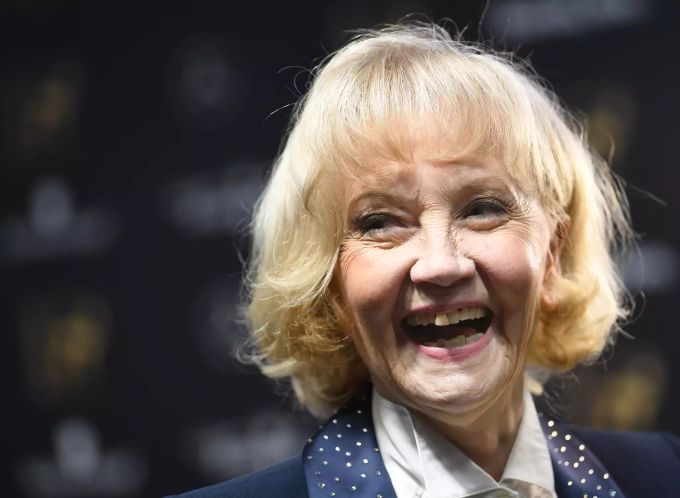 Liselotte Pulver freut sich über die Auszeichnung für ihr Lebenswerk bei der 70. Verleihung des Medienpreises Bambi im Stage Theater in Berlin 2018. Liselotte Pulver wird 90