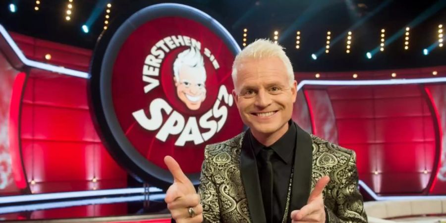 Der Moderator Guido Cantz stellt in der Fernsehshow «Verstehen Sie Spass?» unter anderem den Profikickern Marco Reus, Julian Brandt und Mats Hummels eine Falle. F. Foto: Tobias Hase/dpa