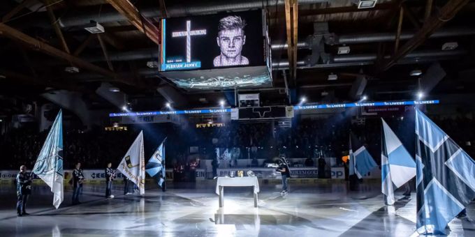 Die Linzer Black Wings gedachten vor dem Spiel ihrem verstorbenen Torhüter. EHC Linz
