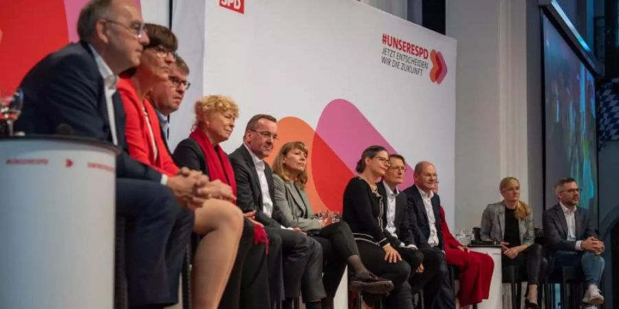 Die Kandidaten für den Parteivorsitz der SPD sitzen bei der letzten Regionalkonferenz in München auf der Bühne. Foto: Lino Mirgeler/dpa