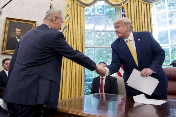 Präsident Donald Trump (rechts) schüttelt Hände mit dem chinesischen Vizeministerpräsident Liu He (links). China Trumps