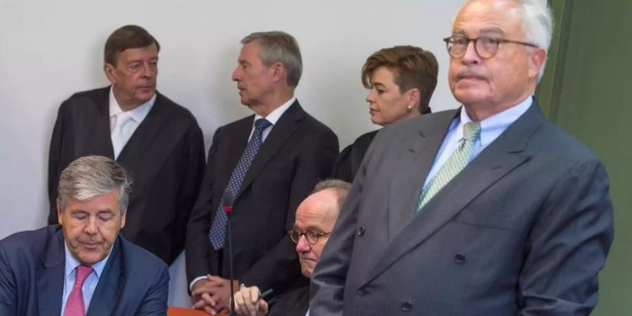 Die ehemaligen Vorstandsvorsitzenden der Deutschen Bank bei einem Gerichtstermin im September 2015: Josef Ackermann (l, sitzend), Jürgen Fitschen (hinten, M) und Rolf Breuer (r). Foto: Matthias Balk/dpa