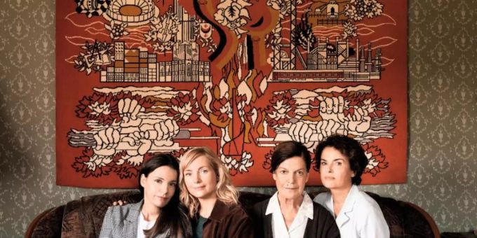 Else Bohla (Angela Winkler, 2.v.r.) mit ihren Töchtern Ina Winter (Nicolette Krebitz, l), Lotte Bohla (Nadja Uhl, 2.v.l.) und Margot Spindler (Barbara Auer) in «Preis der Freiheit». Foto: Mathias Bothor/ZDF/dpa Else Bohla (Angela Winkler, 2.v.r.) mit ihren Töchtern Ina Winter (Nicolette Krebitz, l), Lotte Bohla (Nadja Uhl, 2.v.l.) und Margot Spindler (Barbara Auer) in «Preis der Freiheit». Foto: Mathias Bothor/ZDF/dpa