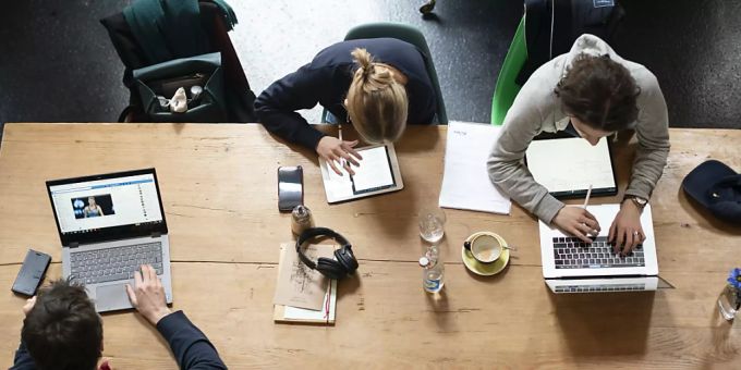 Sowohl angestellt, als auch selbstständig: Die Zahl sogenannter «Part-Time-Preneure», die ihr Unternehmen neben einer Teilzeit-Anstellung aufbauen, wächst. (Themenbild) part-time-preneure