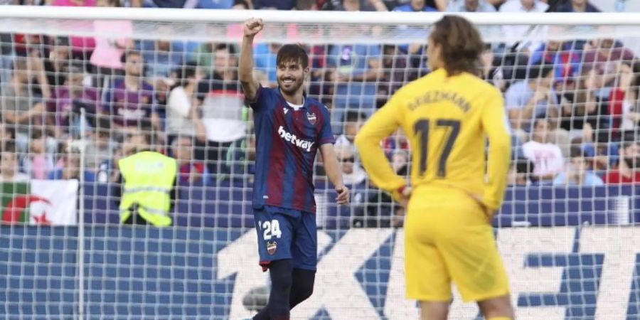 Levantes Jose Campana (l) bejubelt das erste Tor, Barcelonas Antoine Griezmann reagiert enttäuscht. Foto: Alberto Saiz/AP/dpa