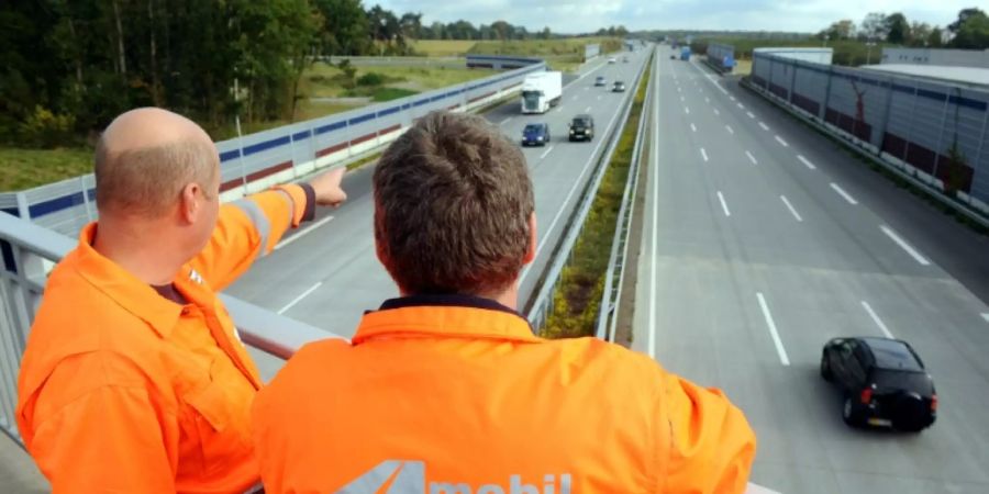 Mitarbeiter von A1 mobil an dem privat finanzierten Autobahnstück