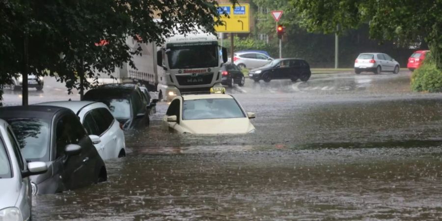 Überflutete Strasse nach einem Starkregenereignis