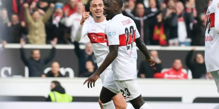 Stuttgarts Orel Mangala (M) sorgte mit seinem Treffer zum 2:0 für die Vorentscheidung. Foto: Tom Weller/dpa