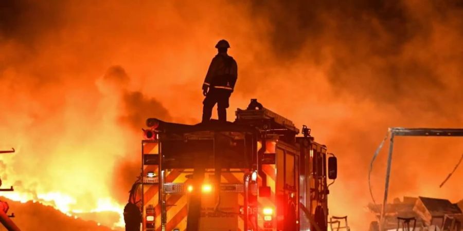 Feuerwehrleute kämpfen bei Knightsen gegen die Flammen. Seit Tagen wüten schwere Waldbrände in Kalifornien - Zehntausende mussten fliehen. Foto: Jose Carlos Fajardo/San Jose Mercury News/AP/dpa