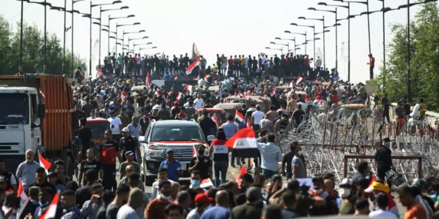 Demonstranten auf der Dschumhurija-Brück in Bagdad