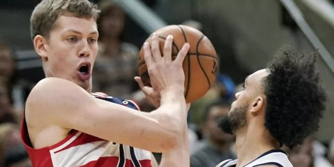 Moritz Wagner von den Washington Wizards (l) im Duell mit San Antonios Derrick White. Foto: Darren Abate/FR115 AP/dpa Moritz Wagner von den Washington Wizards (l) im Duell mit San Antonios Derrick White. Foto: Darren Abate/FR115 AP/dpa
