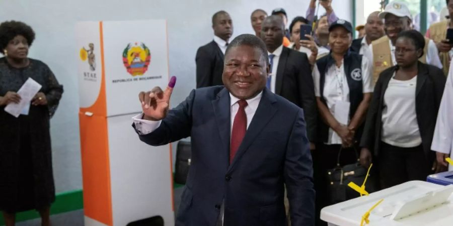 Präsident Nyusi nach Abgabe seiner Stimme am 15. Oktober