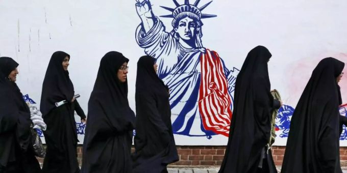 Die Teilnehmerinnen einer Trauerzeremonie für den getöteten General Soleimani gehen auf ihrem Heimweg an der satirischen Zeichnung einer verstümmelten Freiheitsstatue vorbei. Foto: Vahid Salemi/AP/dpa Die Teilnehmerinnen einer Trauerzeremonie für den getöteten General Soleimani gehen auf ihrem Heimweg an der satirischen Zeichnung einer verstümmelten Freiheitsstatue vorbei. Foto: Vahid Salemi/AP/dpa