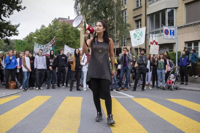 Alexandra Gavilano, Extinction Rebellion, spricht während einer Demonstration.