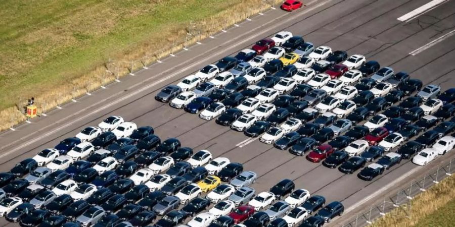 Zahlreiche Fahrzeuge von Mercedes-Benz stehen auf dem ehemaligen Flugplatz Ahorn auf einer Landebahn (Symbolbild). Daimler muss erneut mehrere Hunderttausend Diesel-Fahrzeuge zurückrufen. Foto: Mohssen Assanimoghaddam/dpa