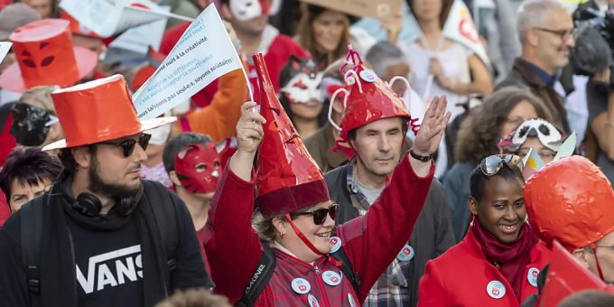 Psychisch Kranke, deren Angehörige sowie Betreuerinnen und Betreuer gingen am Donnerstag in Genf auf die Strasse, um auf selbstironische Art psychische Krankheiten zu entstigmatisieren. Psychisch Kranke, deren Angehörige sowie Betreuerinnen und Betreuer gingen am Donnerstag in Genf auf die Strasse, um auf selbstironische Art psychische Krankheiten zu entstigmatisieren.