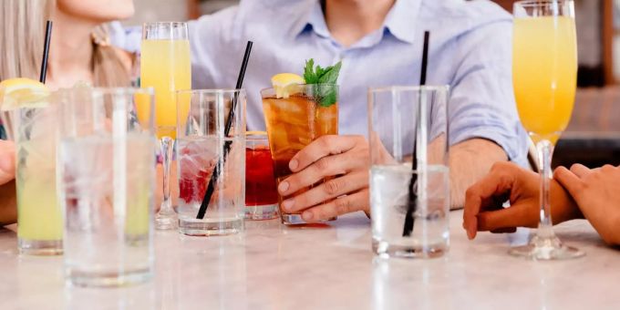 Einfach Home-Office machen, weil man zu viel getrunken hat? Nicht nötig, findet die Gewerkschaft VPOD. Apéro trinken