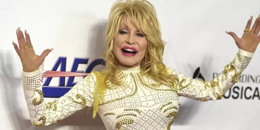 Dolly Parton hat den praktischen Nutzen von Tattoos entdeckt. Foto: Jordan Strauss/Invision/AP/dpa