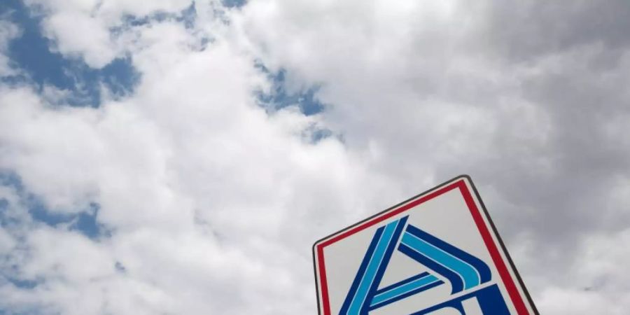 Das Aldi-Nord-Logo ist vor einem bewölkten Himmel zu sehen. Foto: Friso Gentsch/dpa/Illustration