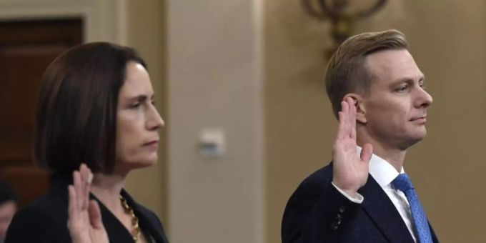 Fiona Hill, ehemalige Mitarbeiterin des US-Sicherheitsrates, und David Holmes, US-Diplomat in der Ukraine, werden vereidigt. impeachment fiona hill