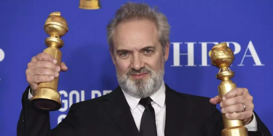 Sam Mendes freut sich über zwei Golden Globes. Foto: Chris Pizzello/Invision/AP/dpa