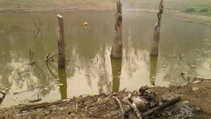 Der Stausee der Tribolet-Farm ist beinahe leer. Im Vordergrund sieht man die verkohlte Wasserpumpe. Tribolet Buschbrände Australien