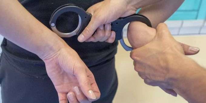 Vier Männer wurden nach einem Einbruchsversuch von der Kantonspolizei St. Gallen verhaftet. Verhaftung
