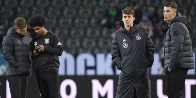 Die deutschen Nationalspieler stehen vor dem Spiel gegen Weissrussland über das Spielfeld. Foto: Federico Gambarini/dpa Die deutschen Nationalspieler stehen vor dem Spiel gegen Weissrussland über das Spielfeld. Foto: Federico Gambarini/dpa