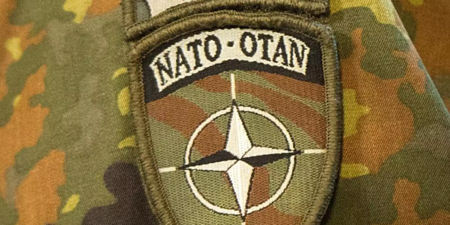 Ärmelabzeichen mit dem Symbol der Nato. Foto: Maurizio Gambarini/dpa