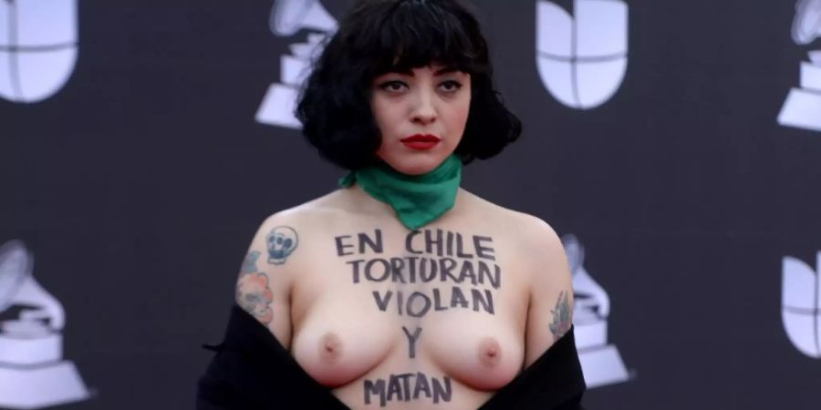 Mon Laferte mit kritischer Botschaft