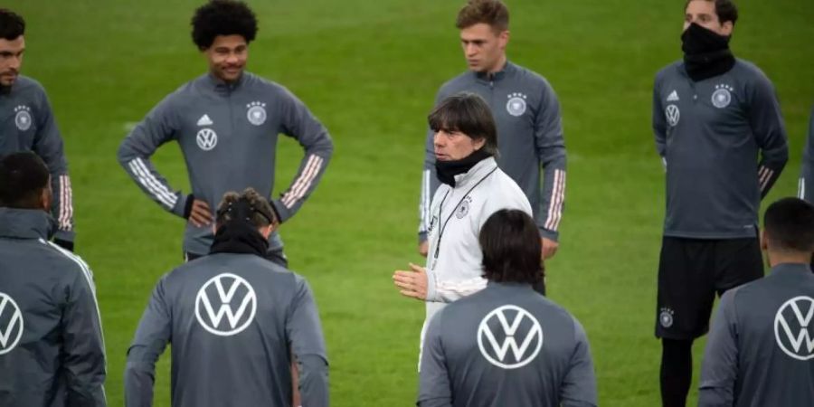 Bundestrainer Joachim Löw richtet sich beim Abschlusstraining mit einer Ansprache an die Nationalmannschaft. Foto: Federico Gambarini/dpa