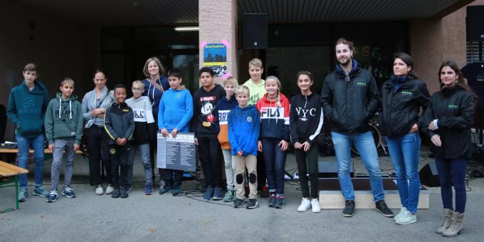 Die Scherli-Skater mit ihren erwachsenen Unterstützern Scherli-Skater