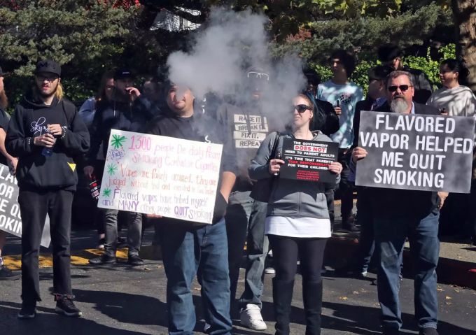 Die Leute protestieren gegen das Vaping-Verbot. Donald Trump Vaping