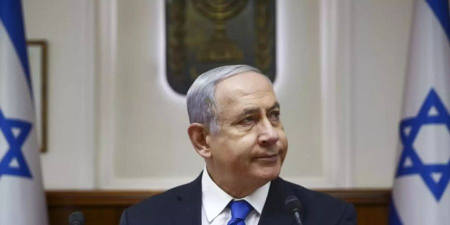 Benjamin Netanjahu, Ministerpräsident von Israel, sitzt in seinem Büro bei der wöchentlichen Kabinettssitzung. Foto: Oded Balilty/AP/dpa