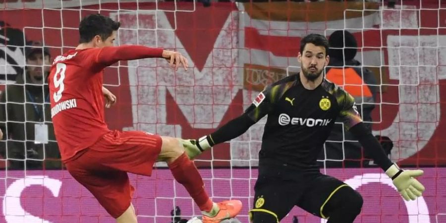 Robert Lewandowski (M) machte mit seinem Tor zum 3:0 alles klar beim Bayern-Sieg gegen den BVB. Foto: Sven Hoppe/dpa