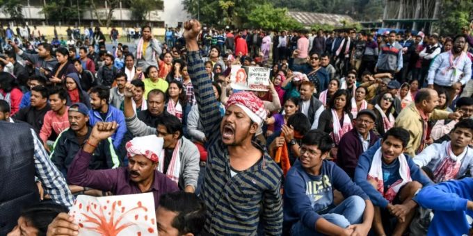 Wegen Protesten - Indien verhängt Ausgehverboten und Internetsperren