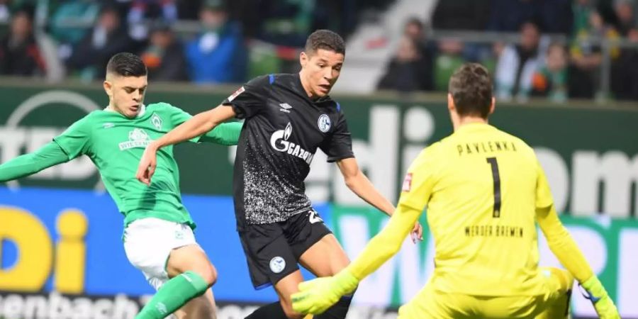 Amine Harit (M.) verlängerte seinen Vertrag beim FC Schalke 04. Foto: Carmen Jaspersen/dpa
