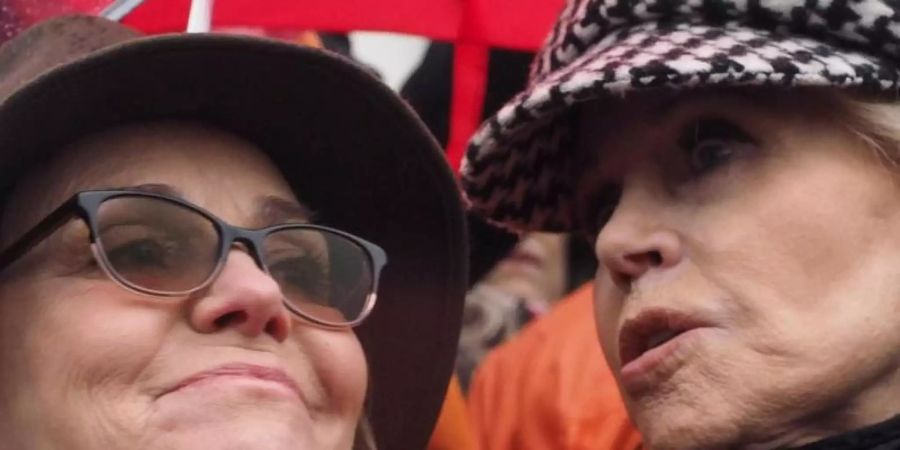 Sally Field (l) und Jane Fonda beim «Fire Drill Fridays»-Protest in Washingston. Foto: Sue Dorfman/ZUMA Wire/dpa