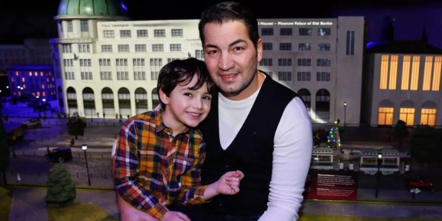 Der Schauspieler Bülent Sharif liest seinem Sohn Timucin-Khan Märchen vor - aber nicht alle. Foto: Gerald Matzka/dpa-Zentralbild/dpa