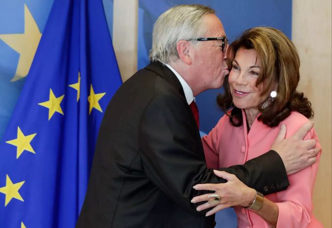 Hier muss Brigitte Bierlein dran glauben: Jean Claude Juncker kommt anderen gerne nah. Austrian Chancellor